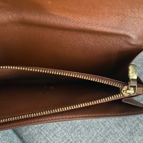 Louis Vuitton Monogram Sarah Wallet - Picture 6 of 13